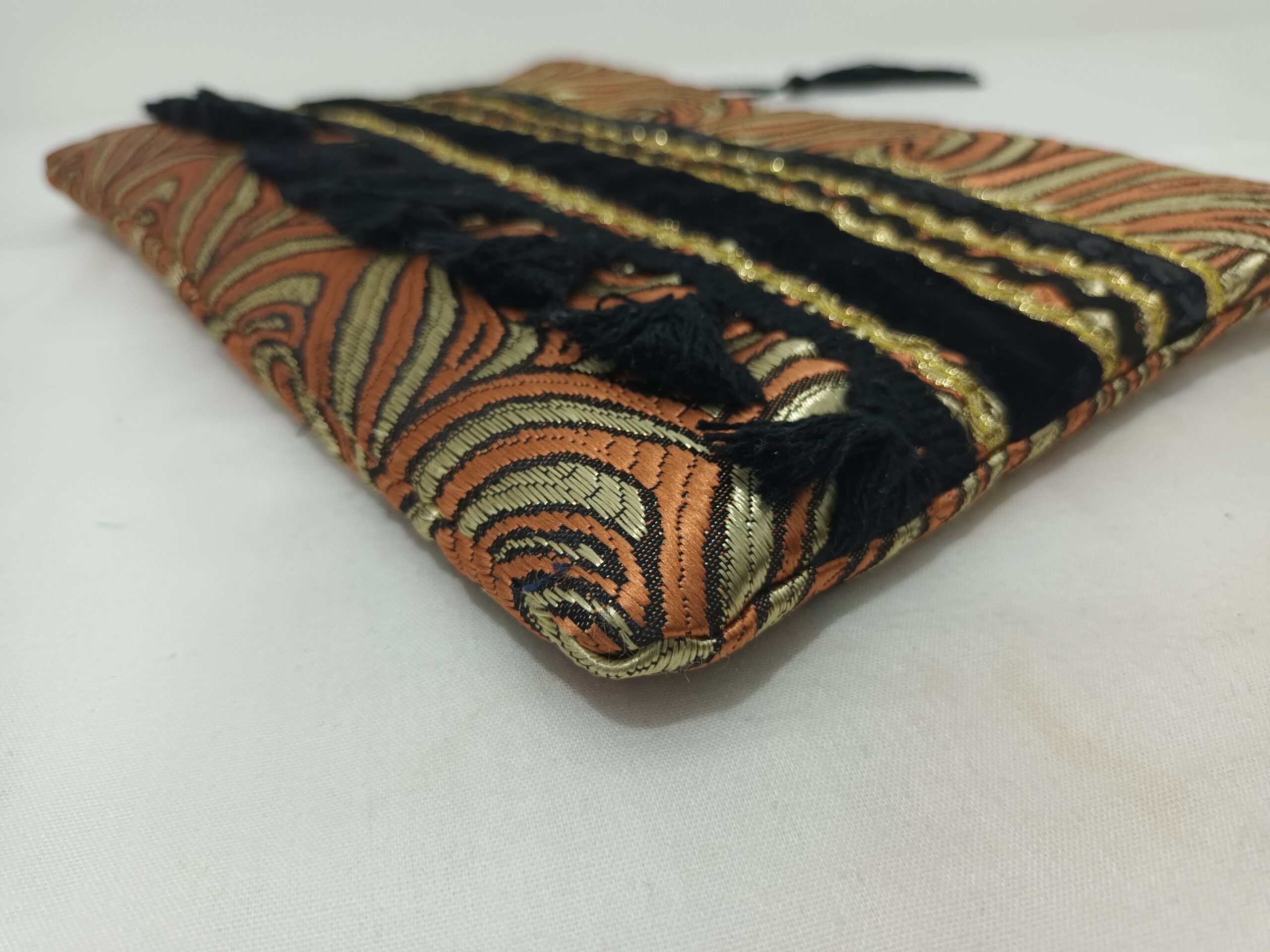 ٢٠٢٤٠٩٠٨_١٩٥٨٤٢-scaled-1.jpg حقيبة حضارة للابتوب – لمسة فنية تجمع بين عراقة الماضي وإبداع المستقبل - الصورة 1