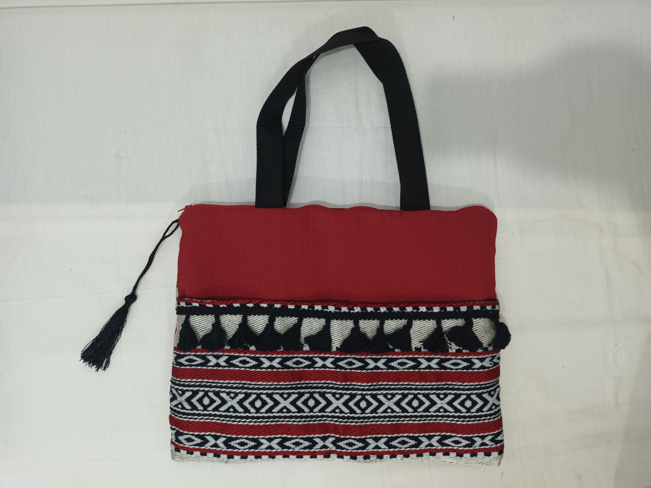 ٢٠٢٤٠٩٠٨_٢٠٠١٣٢-scaled-1.jpg حقيبة التراث للابتوب – تصميم مستوحى من النقوش التقليدية والأصالة العربية - الصورة 1