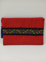 ⁦شنطة آيباد من القماش الفاخر باللون الأحمر تصميم أنيق وعصري⁩ - الصورة ⁦5⁩