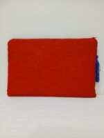 ⁦شنطة آيباد من القماش الفاخر باللون الأحمر تصميم أنيق وعصري⁩ - الصورة ⁦2⁩