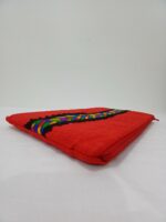 ⁦شنطة آيباد من القماش الفاخر باللون الأحمر تصميم أنيق وعصري⁩ - الصورة ⁦3⁩