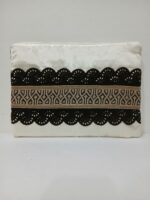 ⁦شنطة آيباد بيضاء فاخرة للمناسبات – تصميم أنيق وعصري⁩ - الصورة ⁦2⁩