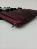 ⁦شنطة آيباد وكمبيوتر محمول من الستان الفاخر - أحمر عودي أنيق⁩ - الصورة ⁦3⁩