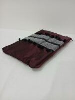 ⁦شنطة آيباد وكمبيوتر محمول من الستان الفاخر - أحمر عودي أنيق⁩ - الصورة ⁦4⁩