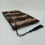 شنطة آيباد من القطيفة الفاخر بتصميم أنيق (بني وأسود)