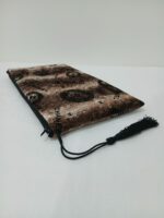 شنطة آيباد من القطيفة الفاخر بتصميم أنيق (بني وأسود)