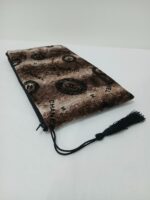 ⁦شنطة آيباد من القطيفة الفاخر بتصميم أنيق (بني وأسود)⁩ - الصورة ⁦4⁩