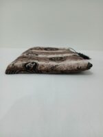 ⁦شنطة آيباد من القطيفة الفاخر بتصميم أنيق (بني وأسود)⁩ - الصورة ⁦5⁩